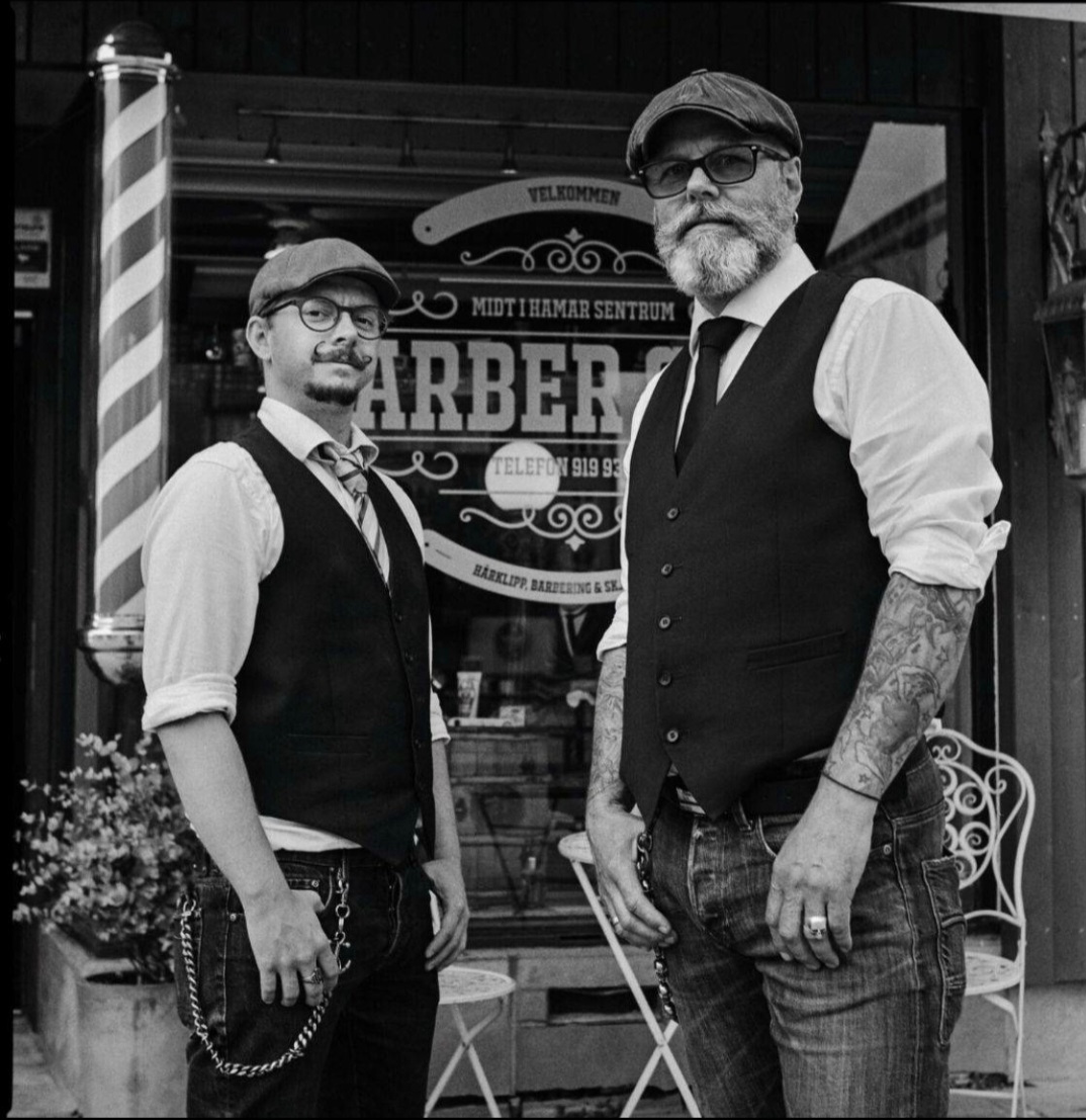 Til venstre, Cut Throat Barbershop AS, Jan Morten Hustad, til høyre Old Grumpy Barber AS, Thor Åge Olsby